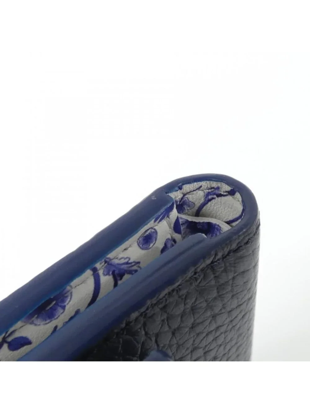 Louis Vuitton Taurillon Portefeuille Capucines Compact Wallet